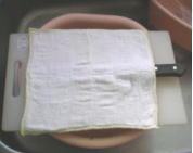 洗浄液に湿らせた布巾をかけて置くだけのかんたん除菌。