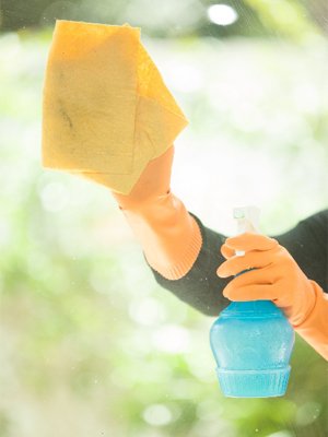 窓の掃除は霧吹きが楽