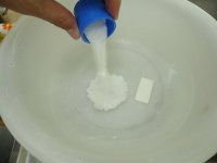きれいッ粉をお湯に溶かして洗浄液を作る