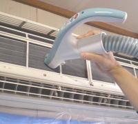自分でエアコン掃除5 掃除機で埃を吸い取る